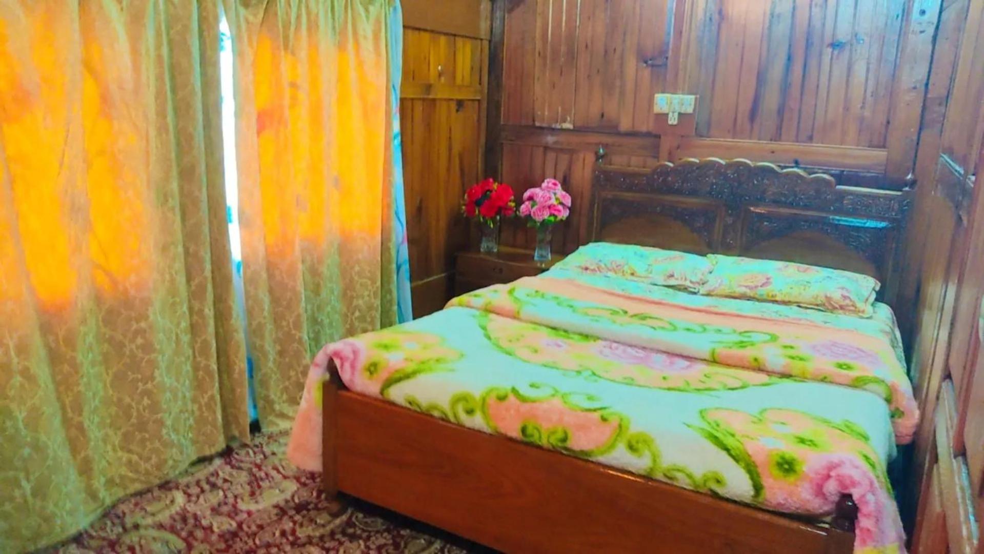 Houseboat Young Wild Rose Srinagar  Exterior photo