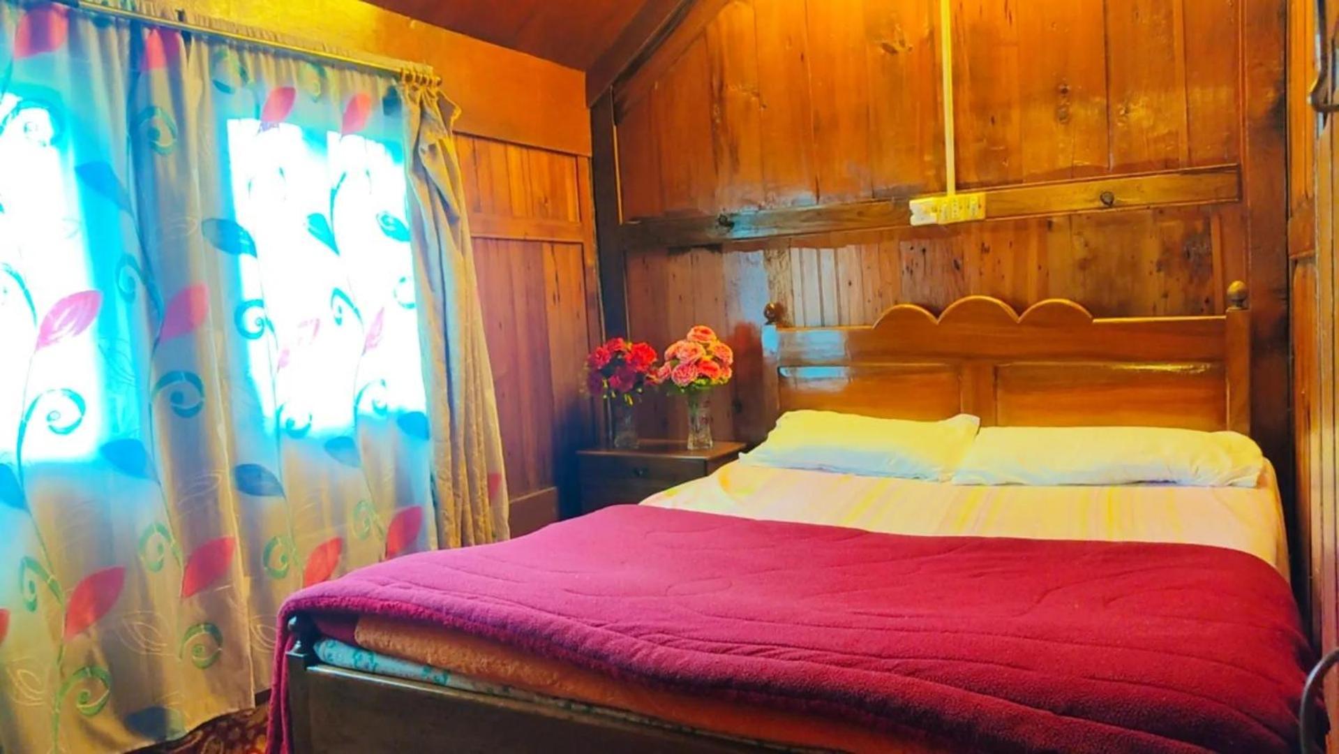 Houseboat Young Wild Rose Srinagar  Exterior photo