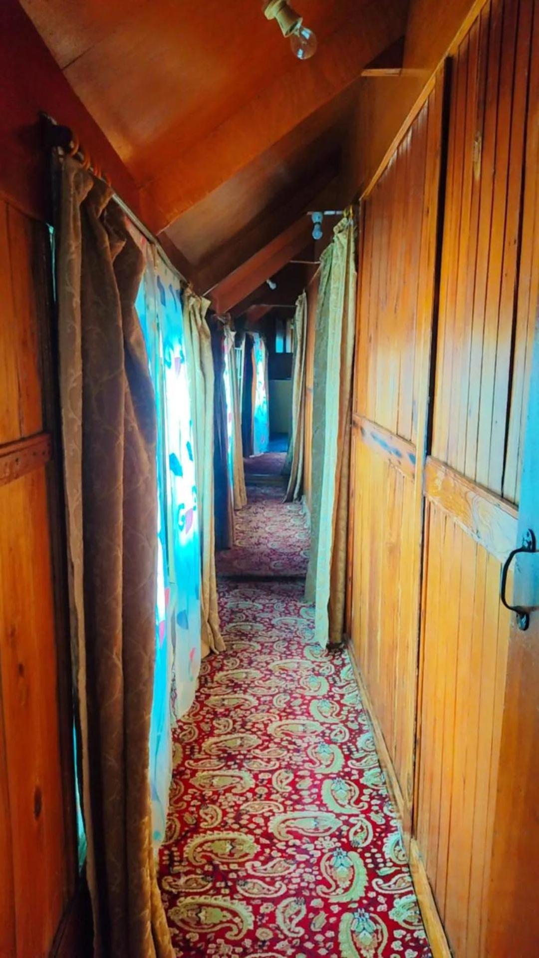 Houseboat Young Wild Rose Srinagar  Exterior photo