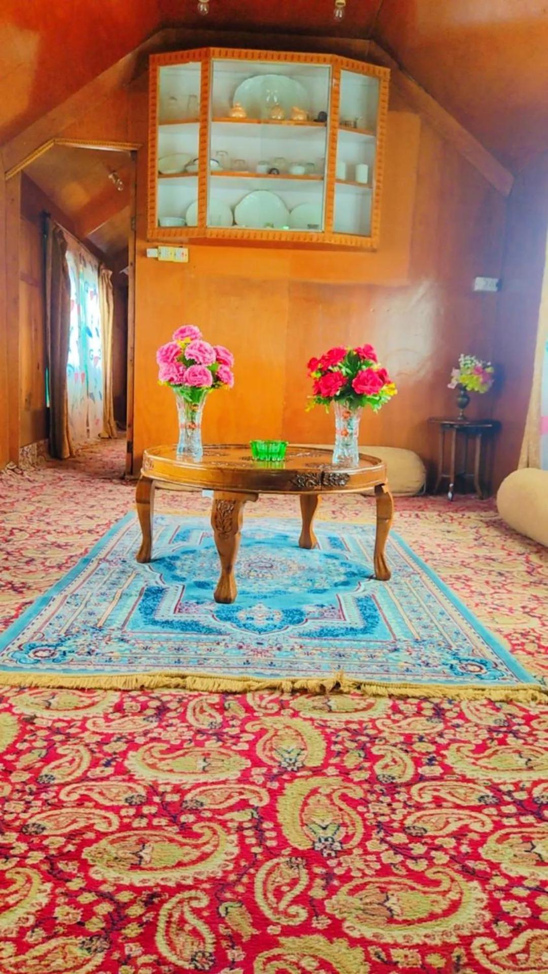 Houseboat Young Wild Rose Srinagar  Exterior photo